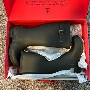 Brand New Hunter Olive Green boots. Kids size 4/ women’s size 6